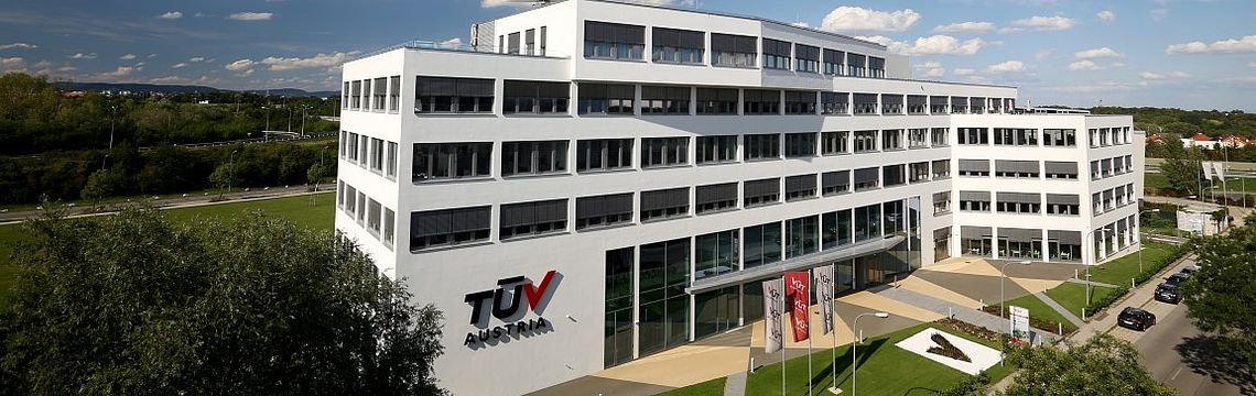 Das TÜV-Gebäude am campus21 in Brunn am Gebirge: moderne Architektur mit klaren Linien und ansprechendem Design.